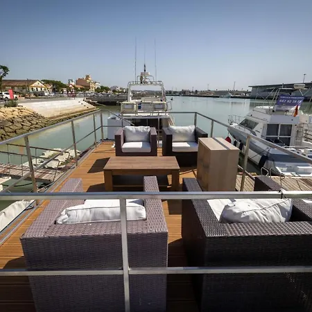 Botel The Boathouse Company - Casa Flotante Experience - Real Club Nautico,